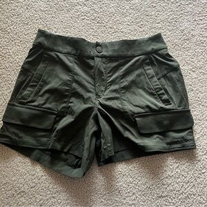 Athleta 2.0 Trekkie short, green size 4